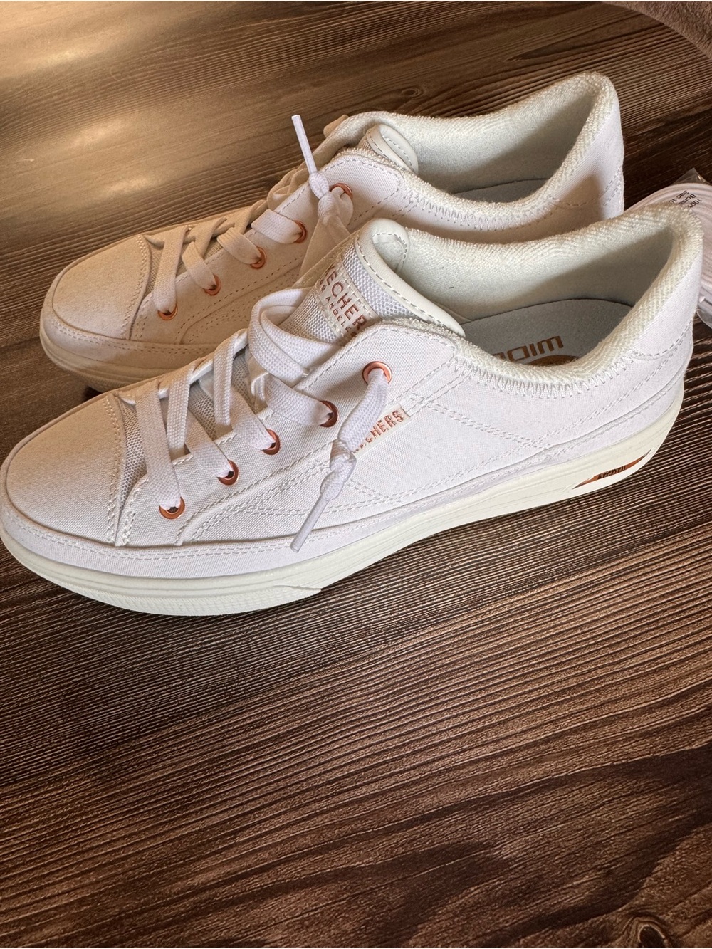 Skechers White Canvas Arch Fit Arcade-Meet ya There..Size 8, new no tags - Picture 8 of 12